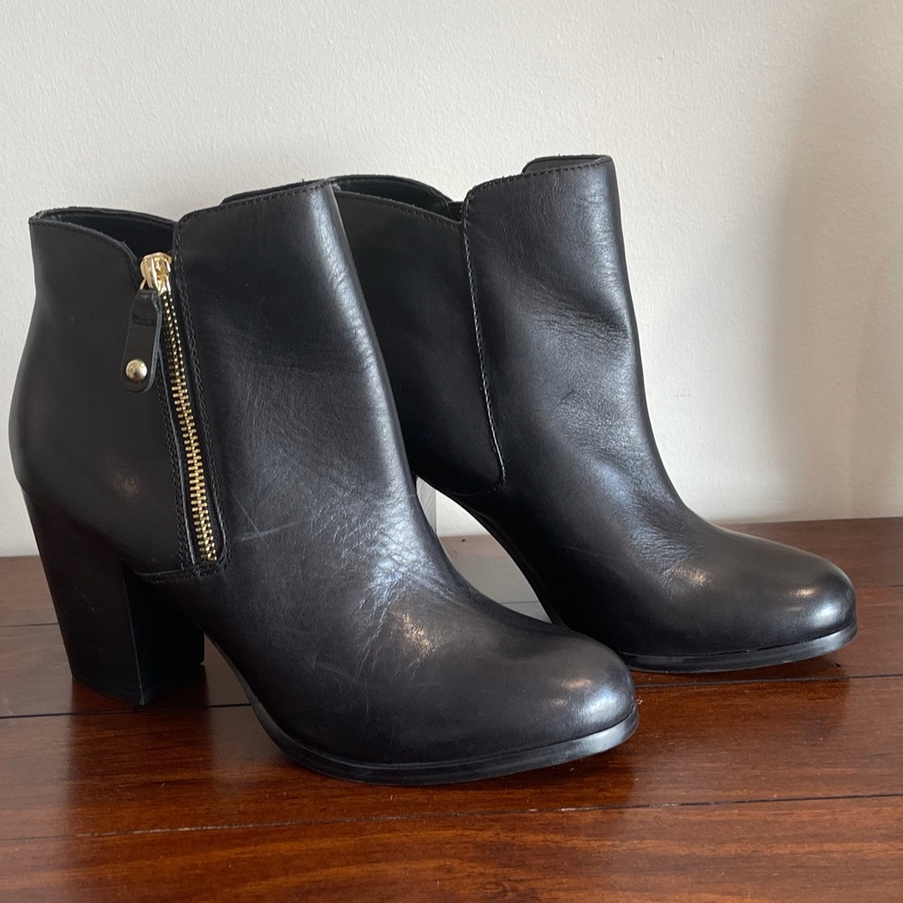 Almos new Black Aldo Boots